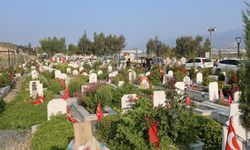 Deprem şehitliğinde hüzünlü bayram! Her mezara karanfil bırakıldı