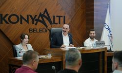 Konyaaltı Belediyesi'nde sessiz meclis... İşçiler içeriye alınmadı