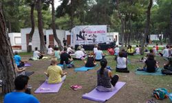 Konyaaltılılar keman dinletisi eşliğinde yoga yaptı