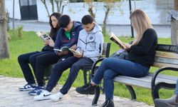 Denizli’de alkışlanacak hareket… Muhtarlığı kütüphaneye çevirdi