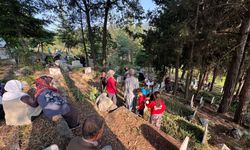 Mersin’de köy sakinleri geleneksel mezarlık ziyaretini gerçekleştirdi