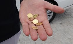 Otomobilde unutulan altınları sahibine iade etti