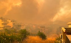 Seferihisar'da yangın mahalleye yaklaştı... Vatandaşlar panikle evlerini terk etti