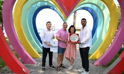 20 yıldır Kemer’e gelen Finli çifte teşekkür plaketi