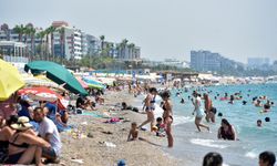 '53 derece' uyarısı yapılan Antalya'da hissedilen sıcaklık 46,6 dereceye çıktı