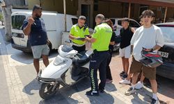 Annesinin elini bırakıp yola fırlayan küçük çocuğa motosiklet çarptı