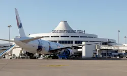 Antalya Havalimanı’nda tahliye skandalı... Yolcular şişme yataklarla piste böyle indirildi