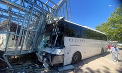 Antalya’da büyük kaza; otel servis otobüsü, midibüs ve kamyon birbirine girdi