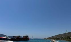Bodrum'da kayalıklara sürttükten sonra karaya oturan yelkenli için kurtarma çalışması