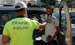 Kızını markete bıraktıktan 3 dakika sonra otomobiline çarptılar