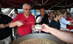 Kemer Belediyesi’nin aşure ikramları sürüyor