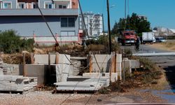 Köpeğe çarpmamak için elektrik direğine vurdu, kopan teller yangın çıkardı