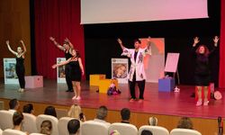 Manavgat Belediyesi Kent Tiyatrosu perdelerini açtı
