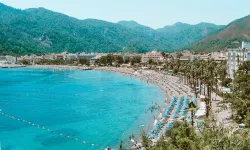 Marmaris'te bu kez turistler yüzmedi... Önce yiyecek aradılar sonra deniz keyfi yaptılar