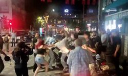 Motosiklet sürücüsü ile yaya arasında çıkan kavgada tekme ve yumruklar havada uçuştu