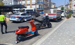 Motosikletli, kamyonetin altında kalmaktan son anda kurtuldu