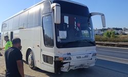 Emniyet şeridine geçen hafif ticari araca çarpıp takla attı