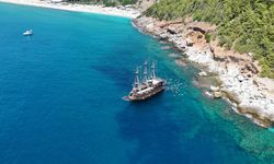 Antalya’da sıcak havadan bunalan yerli ve yabancı turistler plajlara akın etti
