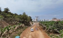 Alanya’da böyle yol genişletme görülmedi... Yolun ortasında direk bıraktılar