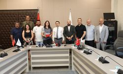 ALKÜ’lü şampiyona Rektör Türkdoğan'dan plaket