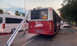 Antalya'da bir garip kaza… Halk otobüsüne karavan tentesi saplandı