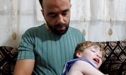 Attan beklenmedik hareket! Babasının kucağındaki çocuğu ısırarak alıp havaya fırlattı