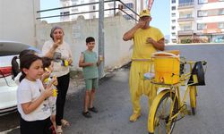 Sarı şalvarlı Adanalı, sıcakta sokak sokak limon dondurması satıyor