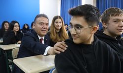 Başkan Böcek’ten öğrencilere burs sözü