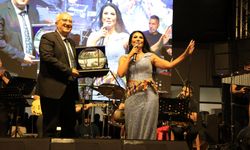 Çamelili vatandaşlar Ayşe Dinçer ile coşku dolu bir konser yaşadı