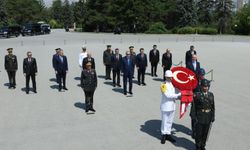 Cumhurbaşkanı Erdoğan başkanlığındaki YAŞ üyeleri Anıtkabir'i ziyaret etti