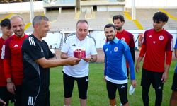 Fethiyespor’da Selahaddin Dinçel’e saha ortasında doğum günü sürprizi