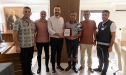 Tarihi köprüden atlama girişimine engel olan güvenlik görevlisine plaket