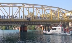Köprüye çıkan şahsı özel güvenlik görevlileri vazgeçirdi