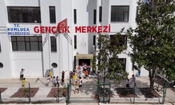Kumluca Belediyesi Gençlik Merkezi’nde çocuklar yaz tatilinde hem eğleniyor hem öğreniyor