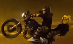 Ön tekerini kaldırarak kullandığı motosikletiyle yaptığı kazada hayatını kaybetti