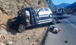 Antalya'da feci kaza... Otomobil ve çekici çarpıştı: 5 yaralı