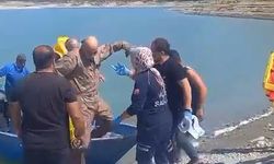 Su almak için indiği barajdan kalkamayan eğitim uçağındaki pilotları çiftçi teknesiyle kurtardı