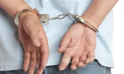 Araçların camını silerken korkuya neden olan şahsın 75 suç kaydı çıktı!