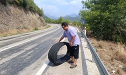 Yoldaki kamyon lastiğine çarpma anı saniye saniye görüntülendi