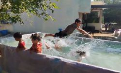 Sıcaktan denize giremeyen çocuklara römorkta havuz yaptı