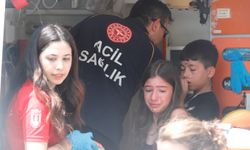 Yangın çıkan binada mahsur kaldıkları balkonda kurtarılmayı beklediler
