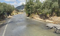 Patlayan su borusu yolu kullanılamaz hale getirdi