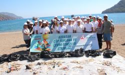 Adrasan’da yaz tatilinin ardından boş kalan plajı temizlediler