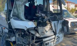 Alanya'da midibüslerin çarpıştığı kazada 15 yaralıdan 2'sinin durumu ciddiyetini koruyor