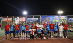 Şampiyon takıma kupayı Başkan Vekili Büşra Özdemir verdi