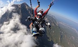 Bedensel engelli turist, 2 bin 365 metreden yamaç paraşütüyle ikili atlayış yaptı