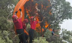 Yamaç paraşütü ağaçlara takıldı... 3 saatlik mücadele sonunda kurtarıldılar