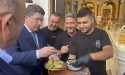 Adalet Bakanı Tunç’a yoğun ilgi… Esnafın ikramını geri çevirmedi