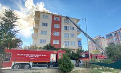 Çatı yangınında mahsur kalan ustayı itfaiye kurtardı