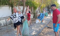 Turistler yangın sonrası otel çevresindeki kurumuş ot ve yaprakları temizledi